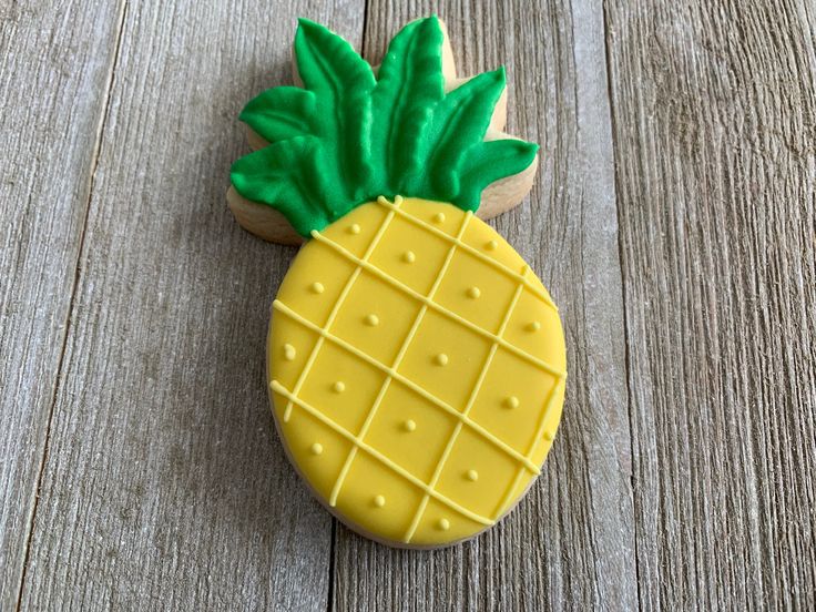 Vibrant Pineapple-Shaped Cookie Design: Summer Nail Art Inspiration with Textured Icing and Detailed Leaves.