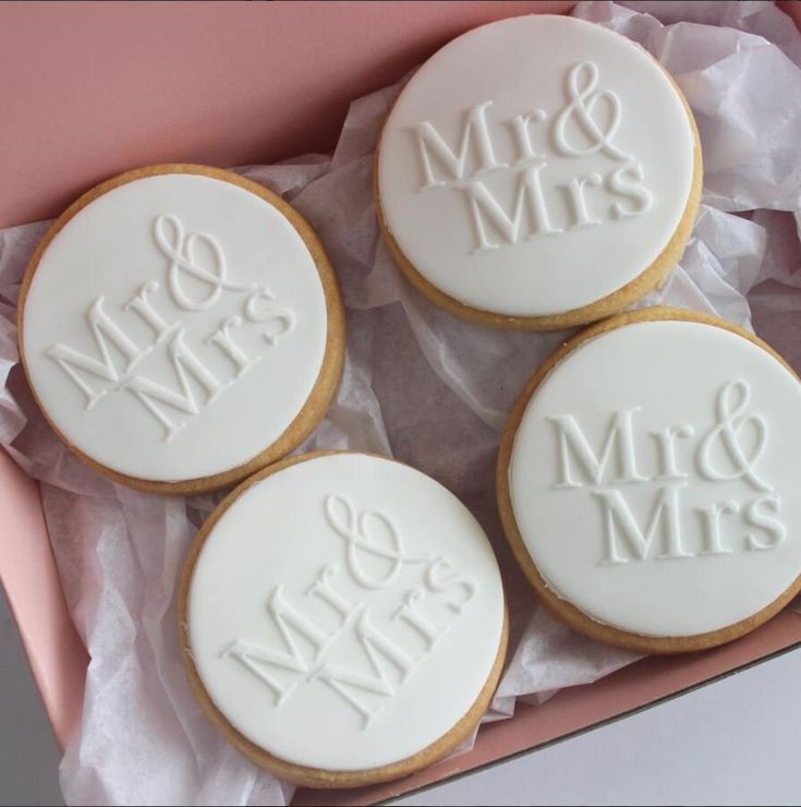 Elegant Wedding Cookies with Refined Icing Design for Celebrations.