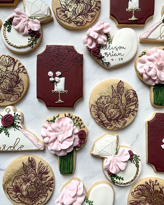 Elegant Floral-Designed Cookies Adorned with Sophisticated Accents for Special Occasions.