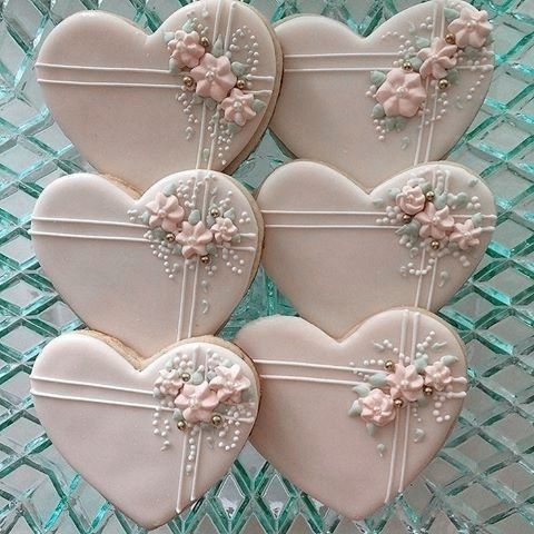 Charming Heart-Shaped Floral Cookies: A Romantic Treat for Special Celebrations.