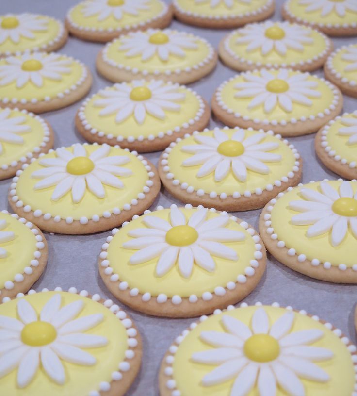 Cheerful Daisy-Themed Cookies: Whimsical Centerpieces for Spring and Summer Events