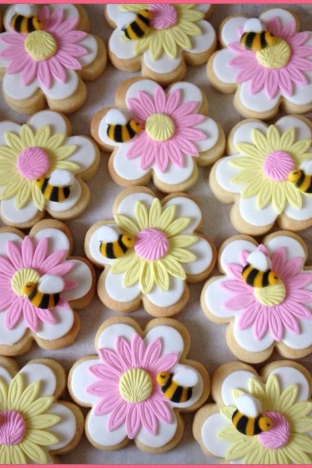 Vibrant Floral Daisy Cookies with Whimsical Bee Decorations for Spring Celebrations.