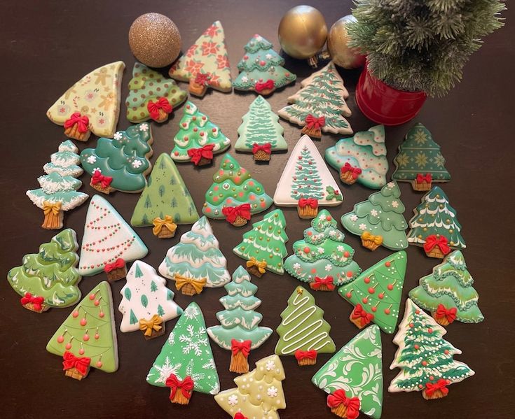 Festive Christmas Tree Cookies: A Vibrant Nail Art Inspiration.