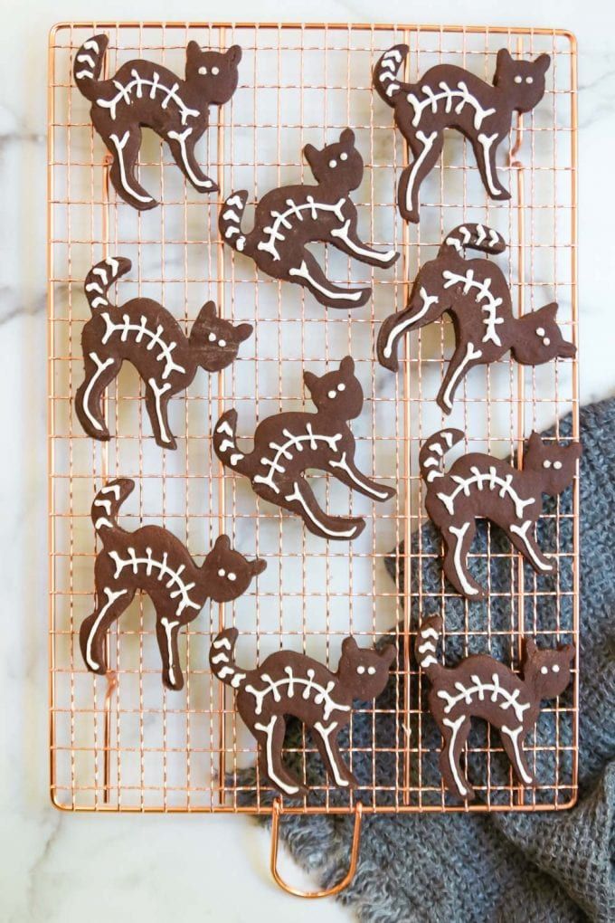 Playful Cat-Shaped Cookies with Skeleton Design for Halloween Celebrations.