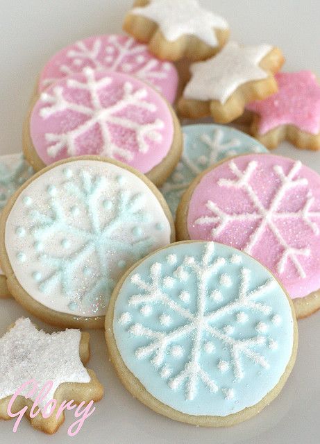 Festive Winter-Themed Cookies: Circular and Star-Shaped Delight in Pastel Icing and Snowflake Designs.