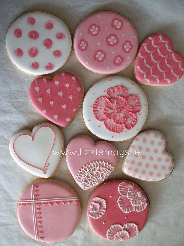 Charming Pink Decorative Cookies: Heart-Shaped and Circular Patterns for Romantic Nail Art Inspiration.