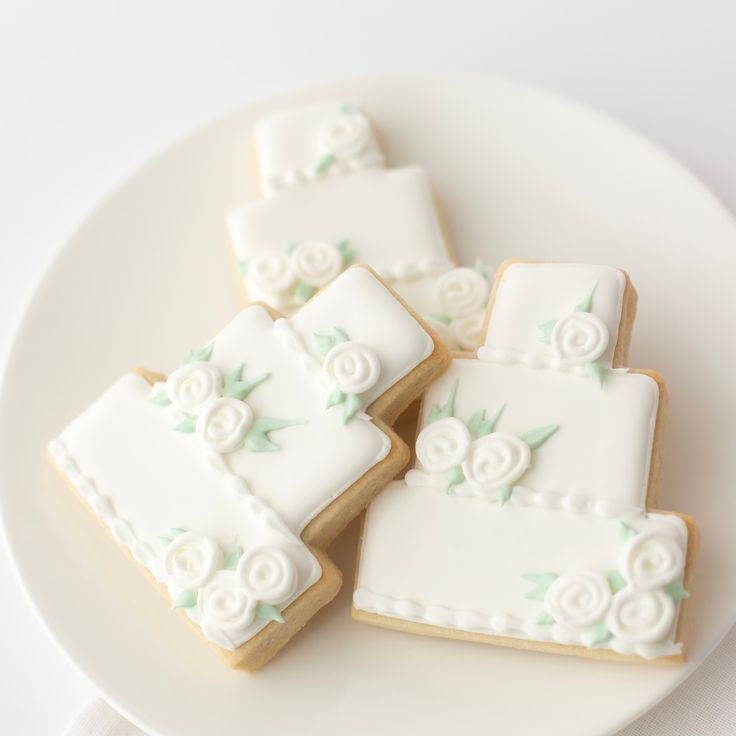 Elegant Tiered Cake-Inspired Wedding Cookies with Floral Decor.