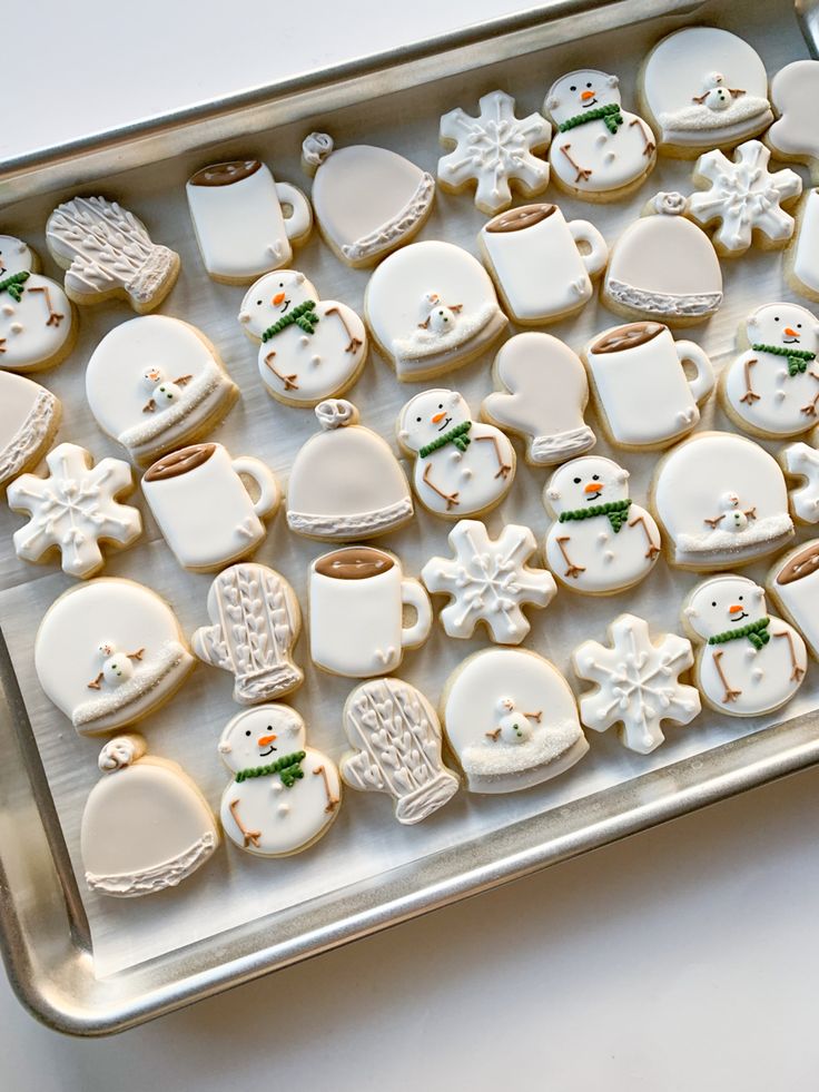 Festive Winter-Themed Cookies Decorated with Cheerful Snowmen and Frosty Snowflakes.