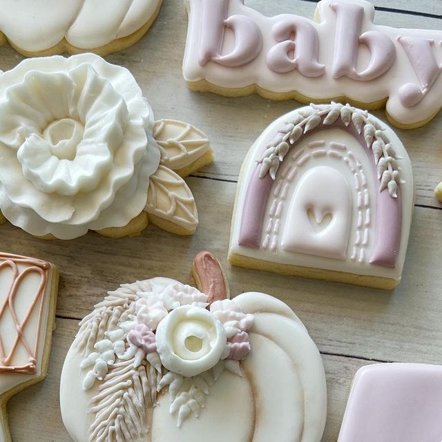 Delicate Floral Cookie Designs in Soft Pastels for Celebrations.