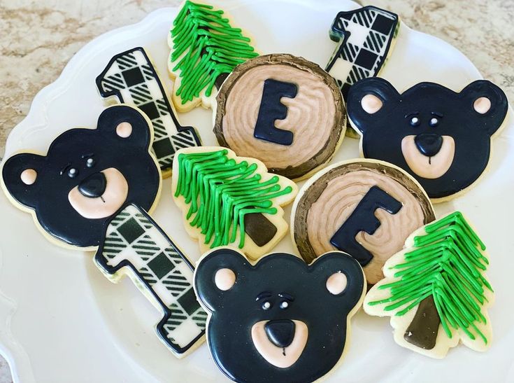 Woodland-Themed Decorative Cookies: Bear Shapes with Intricate Designs for Rustic Celebrations.