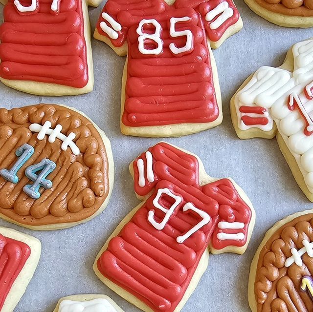 Sporty Cookie Designs: Colorful Treats Inspired by Jerseys and Footballs for Game Day Celebrations