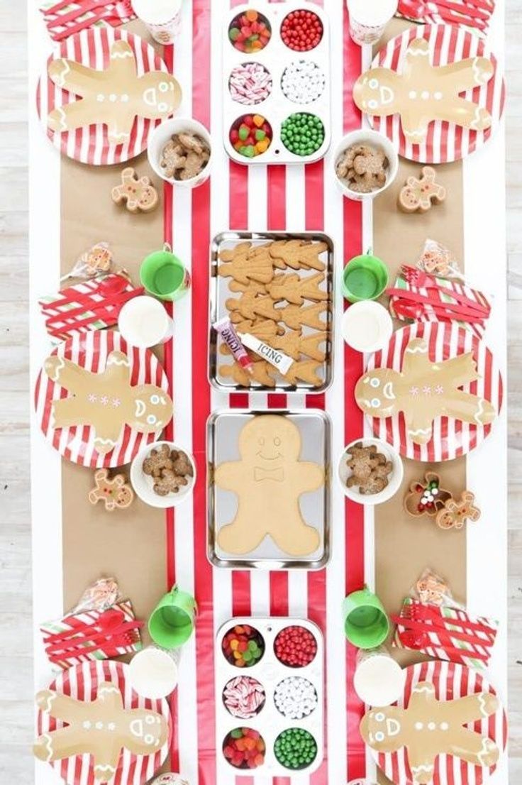 Festive Holiday Table Arrangement: Gingerbread, Candies, and Icing for Creative Celebrations.