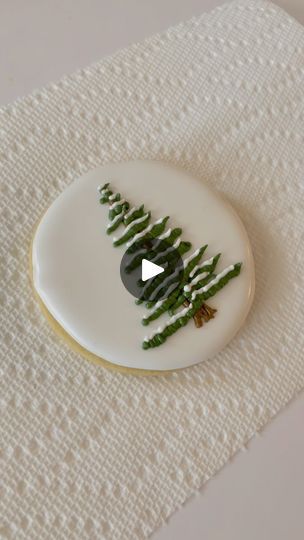 Elegant Green Fir Tree Cookie Design on White Icing for Seasonal Celebrations.