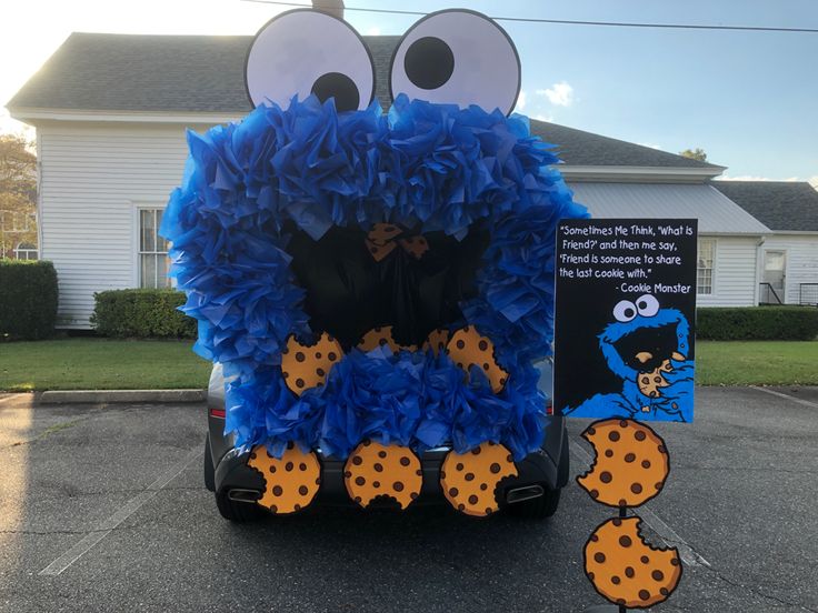 Whimsical Cookie Monster-Inspired Decorations for a Fun and Cozy Celebration.