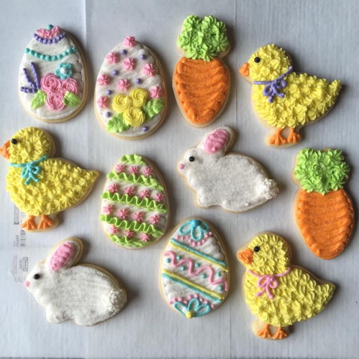 Festive Easter Cookies: Intricately Decorated in Playful Pastel Hues.