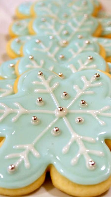 Elegant Snowflake Cookie Design for Winter Celebrations