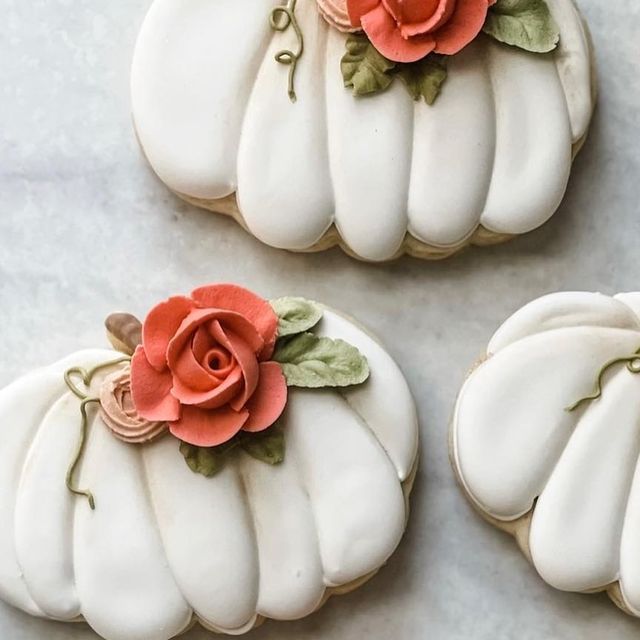 Elegant Floral-Decorated Pumpkin Cookies: Inspiration for Autumn-Themed Nail Art.