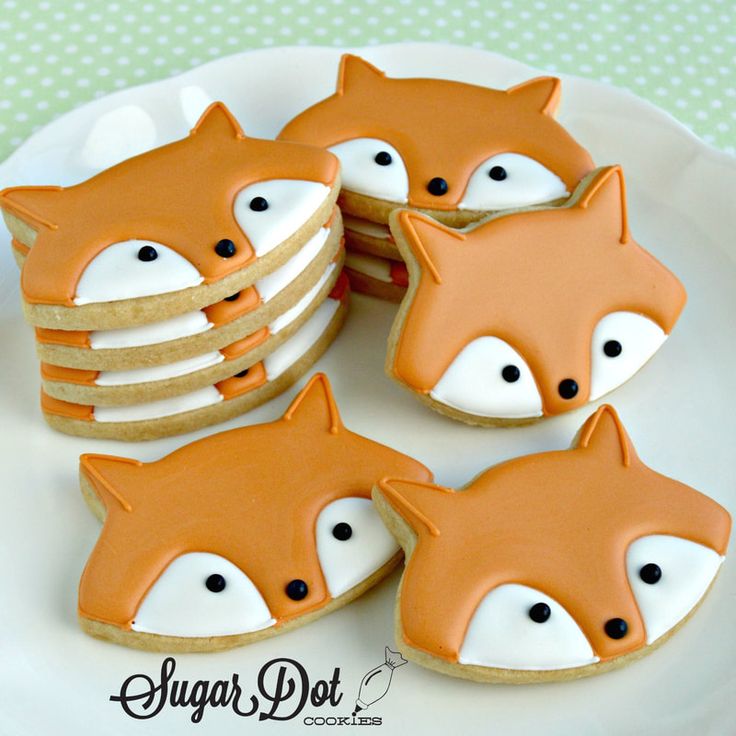 Charming Fox-Shaped Cookies: Playful Icing and Delightful Details for Any Occasion.