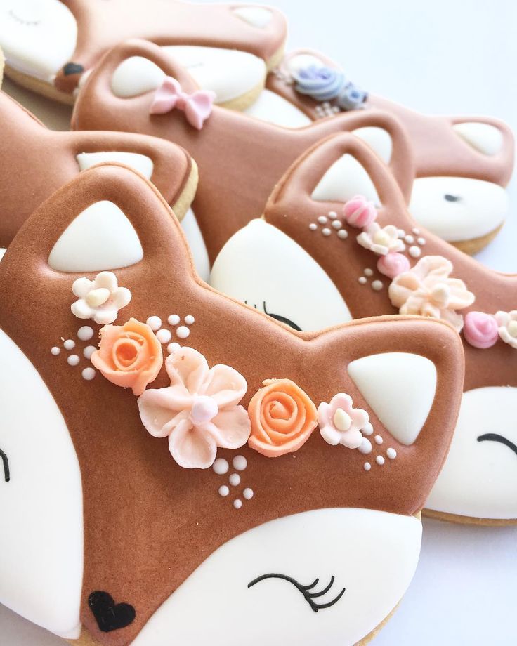 Charming Fox-Shaped Cookies with Floral Decor: A Playful and Sweet Dessert Delight.