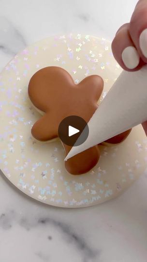 Mastering Creative Dessert Decoration: Artistic Piping on Gingerbread Delights.