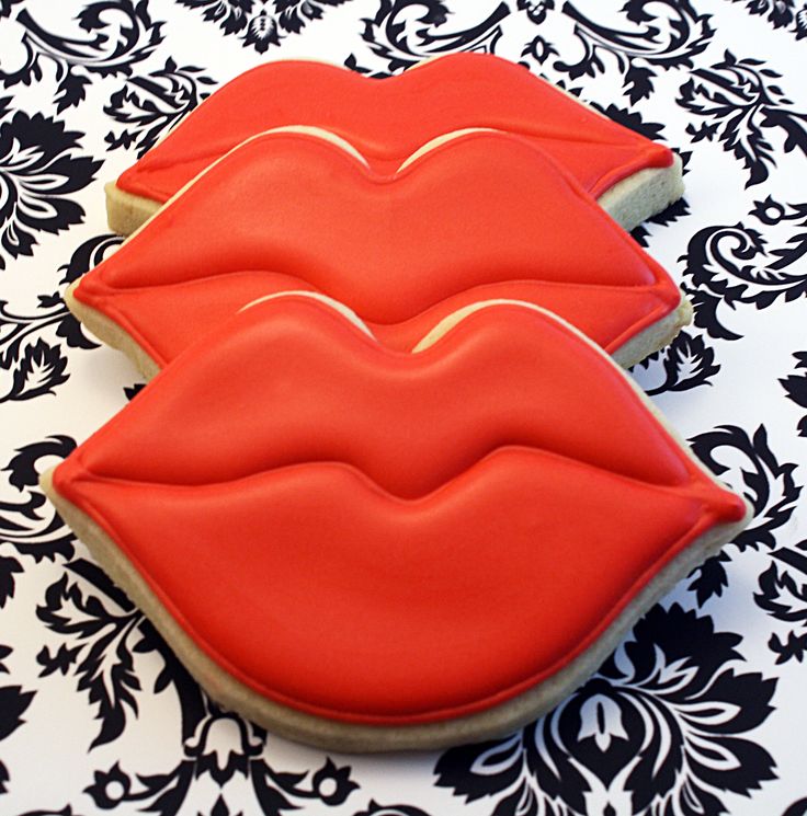 Vibrant Chocolate Lip-Shaped Cookies: A Bold Aesthetic for Themed Events and Nail Inspiration.