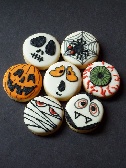 Intricate Halloween Cookie Designs Featuring Spooky Decorations for Festive Celebrations.