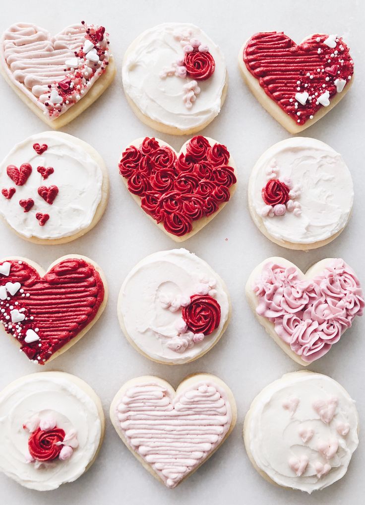 Artfully Decorated Heart-Shaped Cookies: A Romantic Treat for Celebrations.