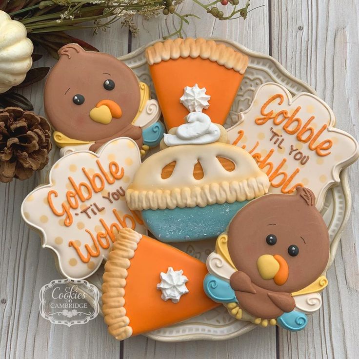 Festive Thanksgiving Cookies Showcasing Charming Turkey and Autumn Designs.