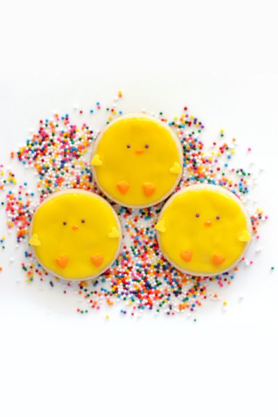 Festive Cookie Creations: Cheerful Yellow Chicks with Whimsical Details and Colorful Sprinkles.