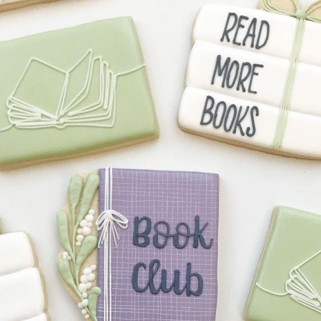 Cozy Book-Themed Decorative Cookies for Literary Enthusiasts