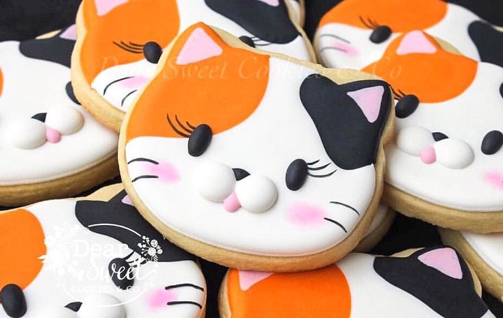 Adorable Calico Cat-Themed Cookies: Vibrantly Decorated Treats for Cat Lovers and Parties