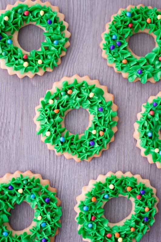 Festive Colorful Cookie Wreaths: A Cheerful Holiday Dessert Display.