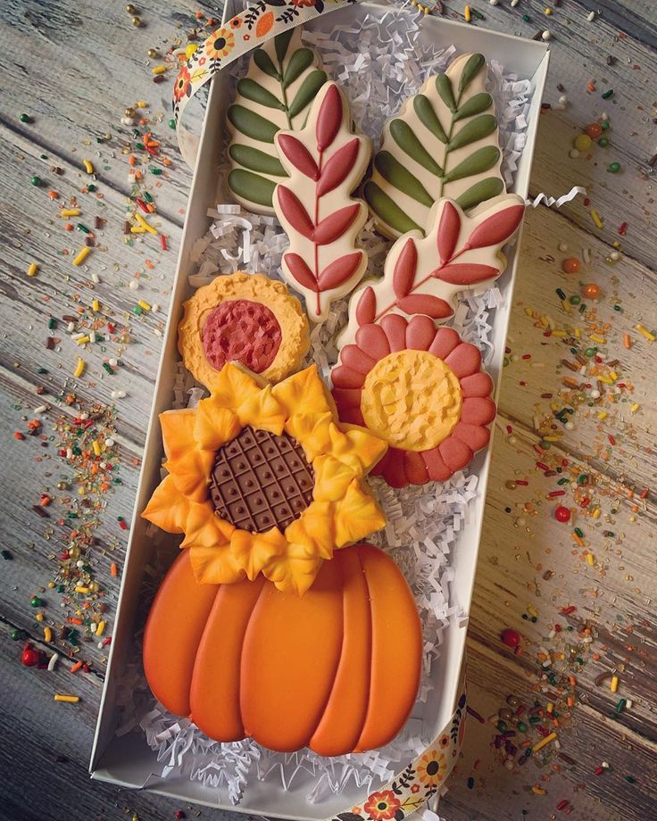 Autumn-Inspired Cookies: A Festive Display of Seasonal Motifs and Vibrant Colors